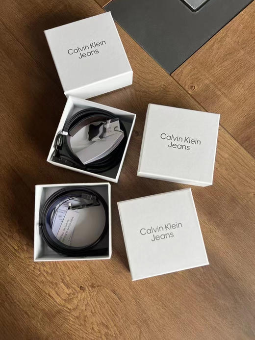 正品 CK Jeans真皮双面用字母金属扣孔牛皮腰带
旋转头 两面使用， 带原盒
尺码85 90 95 100 105CM
黑棕 /黑蓝 两色 商品图1