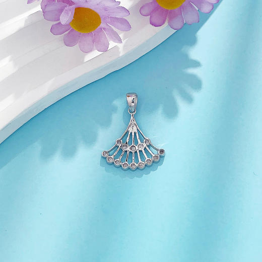 【限时8.8折】【线上铂金馆】PT950 #清新 【国际铂金协会】铂金镂空扇形仿钻小裙子吊坠(ACPTDZ00037)预售产品下单后不退款不退货不换货不补差价) 商品图3