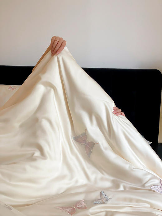 【裸感丝滑】奥地利兰精天丝四件套 精致蝴蝶刺绣 A类母婴级别 柔顺丝滑如第二层肌肤 透气控温凉爽不闷汗 商品图3