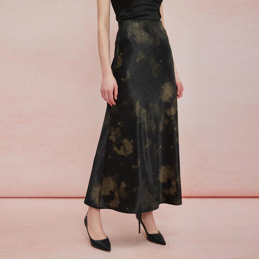 QF504斯尔丽25新款扎染印花半裙悬垂线条流畅气质高雅时尚百搭半身裙 商品图2