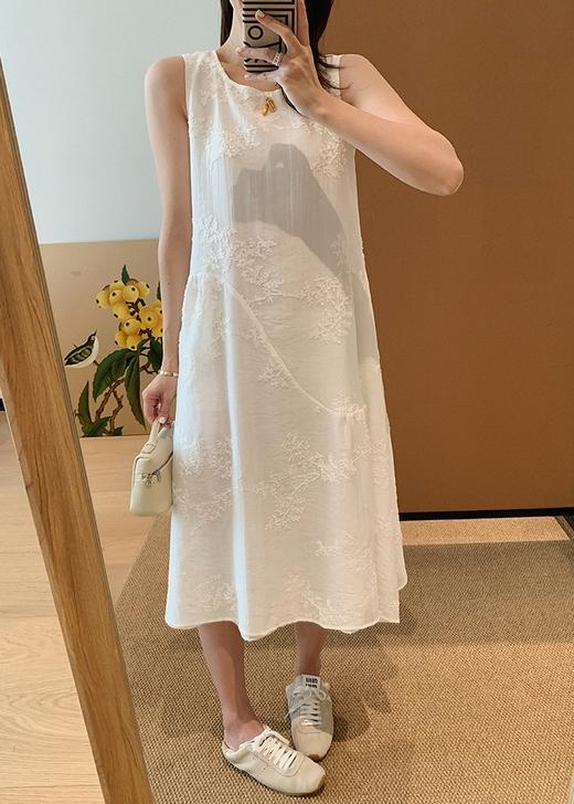 月光白栀裙一见倾心肌理感天丝刺绣宽松A字无袖连衣裙 商品图7