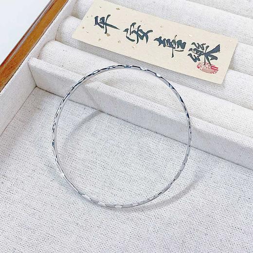 【限时8.8折】【线上铂金馆】PT950 #CNC 铂金实心固口手镯CNC工艺不规则波浪纹手镯（面宽约2.4-2.8mm）(PTSZ00004)预售产品下单后不退款不退货不换货不补差价) 商品图2