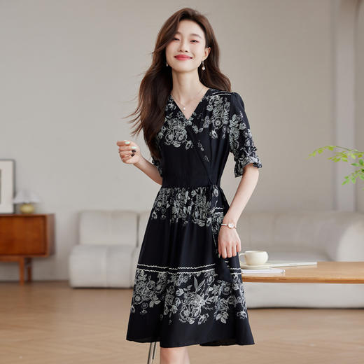 雀说新款时尚潮流短袖V领优雅气质系带裙子黑色印花连衣裙AL8619 商品图3