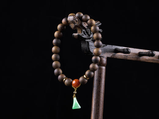 XY0307沉香+南红翡翠随型小坠手串 商品图8