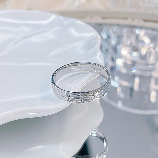 【限时8.8折】【线上铂金馆】PT950 铂金实心固口三生缘定蛇鳞圈戒（面宽约3.7-4.1mm）(PTJZ00008)预售产品下单后不退款不退货不换货不补差价) 商品图2