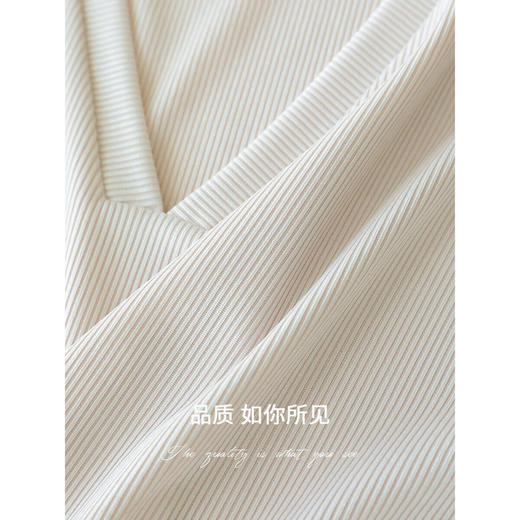 COCOBELLA别致V领拼接黑色短袖T恤女夏日松弛感半袖NTS0068 商品图4