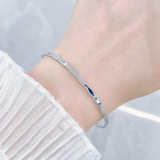 【限时8.8折】【线上铂金馆】PT950 #CNC 铂金实心固口手镯CNC工艺不规则波浪纹手镯（面宽约2.4-2.8mm）(PTSZ00004)预售产品下单后不退款不退货不换货不补差价) 商品图0