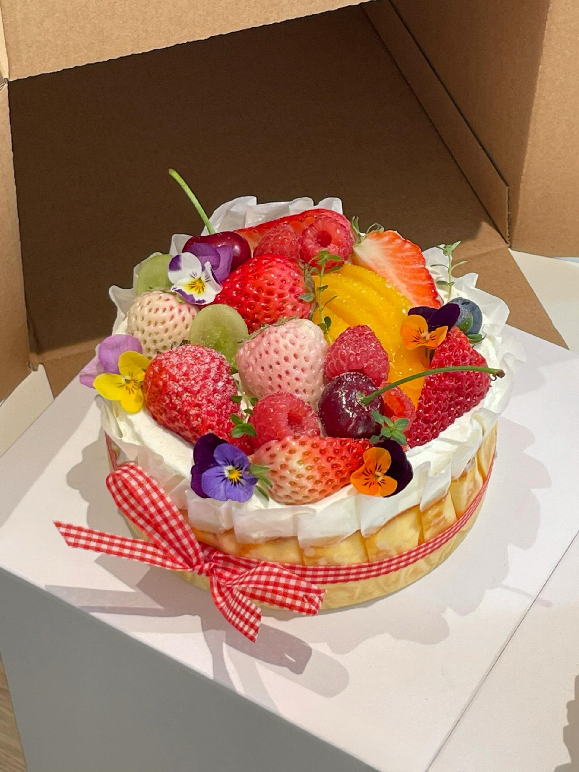 莓果多多—Kiri 软心巴斯克（ 顶部的白草莓和车厘子已过季，已更换为红草莓）