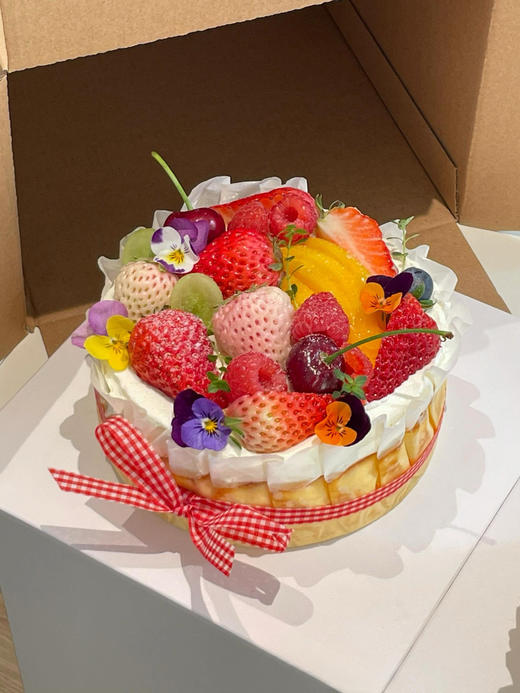 莓果多多—Kiri 软心巴斯克（ 顶部的白草莓和车厘子已过季，已更换为红草莓） 商品图0