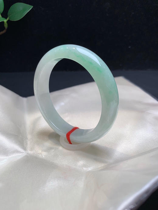 612787，56飘绿手镯，一截带绿，清新干净 润润的 商品图2