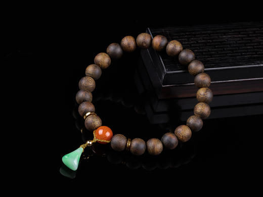 XY0307沉香+南红翡翠随型小坠手串 商品图2