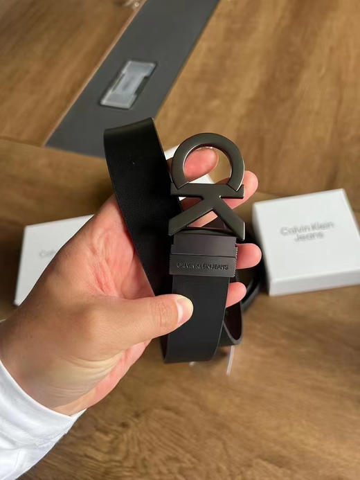 正品 CK Jeans真皮双面用字母金属扣孔牛皮腰带
旋转头 两面使用， 带原盒
尺码85 90 95 100 105CM
黑棕 /黑蓝 两色 商品图13