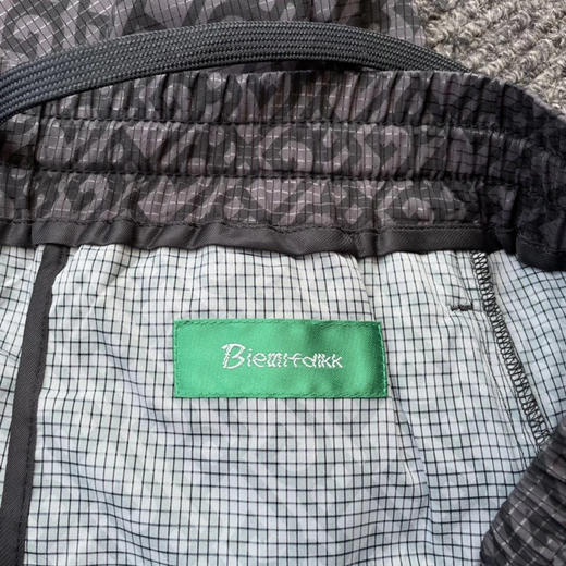 正品比音菲勒男士高尔夫短裤  抗皱易打理 夏季时尚轻薄满印字母休闲短裤 很好必买 平时穿也可以，上身很不错！
只有33码腰围78，腰部有弹力 商品图7