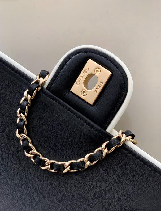 夏季特惠💰1100 小号 原单香奈儿经典再现！黑白双色菱格链条包5151，简约而不失大气 商品图6