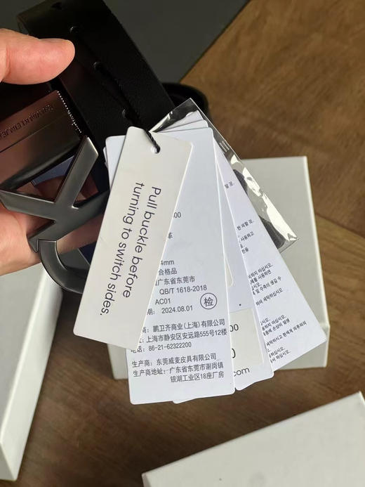 正品 CK Jeans真皮双面用字母金属扣孔牛皮腰带
旋转头 两面使用， 带原盒
尺码85 90 95 100 105CM
黑棕 /黑蓝 两色 商品图14