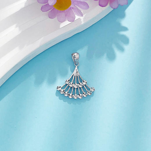 【限时8.8折】【线上铂金馆】PT950 #清新 【国际铂金协会】铂金镂空扇形仿钻小裙子吊坠(ACPTDZ00037)预售产品下单后不退款不退货不换货不补差价) 商品图2