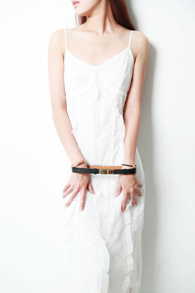 黑色+土黄+大象灰一起，是小牛皮腰带。显瘦也更温柔气质C042968