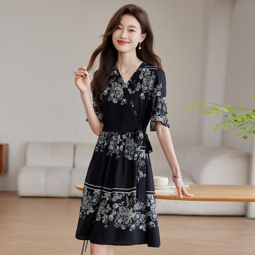 雀说新款时尚潮流短袖V领优雅气质系带裙子黑色印花连衣裙AL8619 商品图0