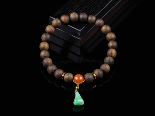 XY0307沉香+南红翡翠随型小坠手串 商品图0