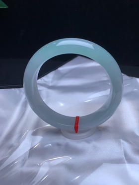 612800，57.5 冰底湖水绿，底妆超细，润润胶胶的，一大截绿底色，干净清新，巨显气质