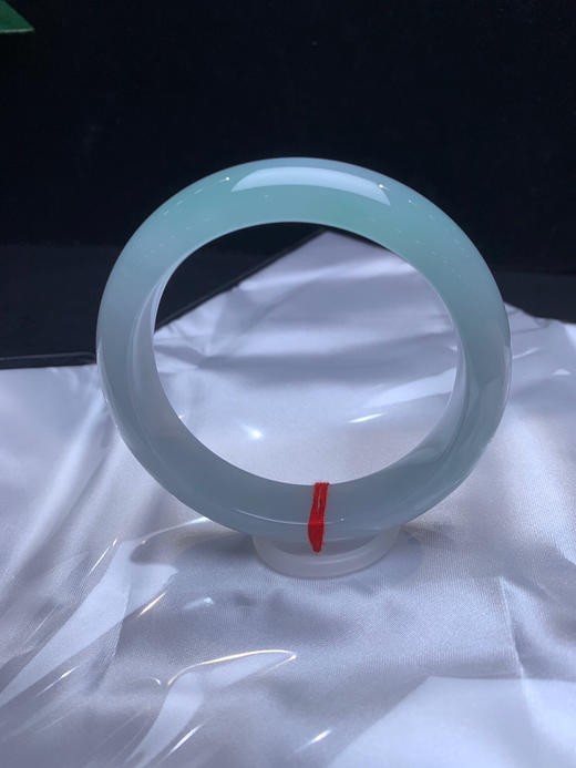 612800，57.5 冰底湖水绿，底妆超细，润润胶胶的，一大截绿底色，干净清新，巨显气质 商品图0