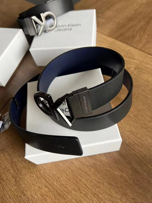 正品 CK Jeans真皮双面用字母金属扣孔牛皮腰带
旋转头 两面使用， 带原盒
尺码85 90 95 100 105CM
黑棕 /黑蓝 两色 商品图6