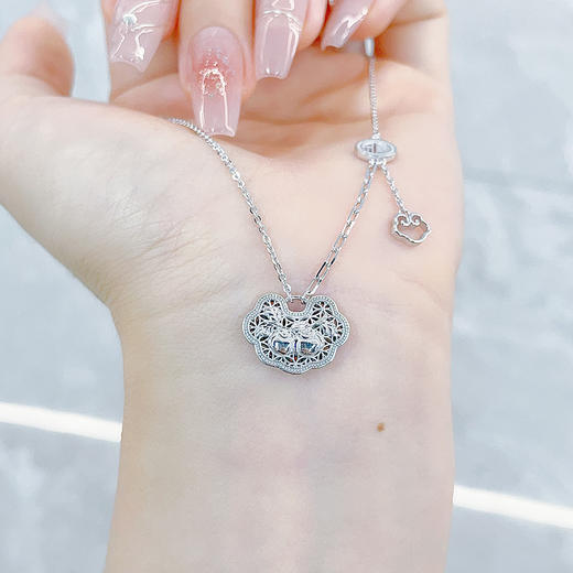 【线上铂金馆】PT950 #复古风 铂金空心AB调节如意福牌项链万事如意柿子如意锁包套链(PTTL00078)预售产品下单后不退款不退货不换货不补差价) 商品图0