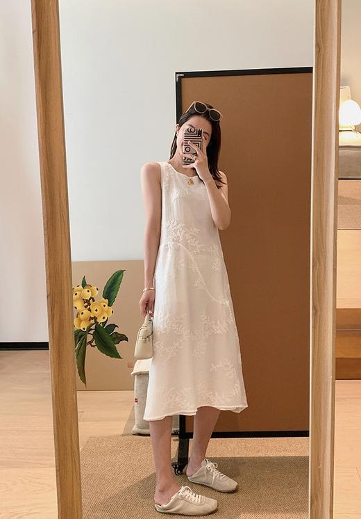 月光白栀裙一见倾心肌理感天丝刺绣宽松A字无袖连衣裙 商品图3