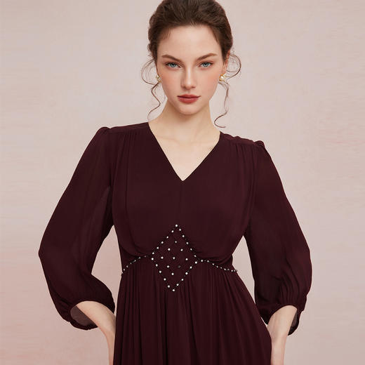 QF866斯尔丽2025夏季新款度假飘逸精致钉珠收腰散摆抛袖连衣裙 商品图4