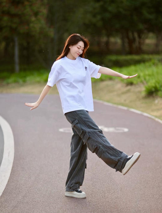 点此购买 阿迪男女款阔腿工装多口袋钻石腰带三条杠宽松运动牛仔裤 LL 317011 商品图5