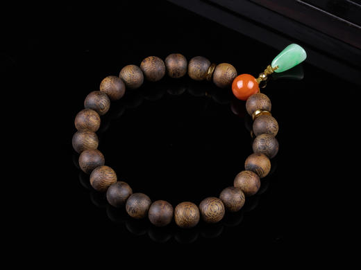 XY0307沉香+南红翡翠随型小坠手串 商品图6