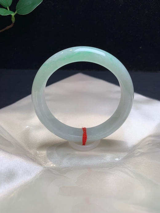 612787，56飘绿手镯，一截带绿，清新干净 润润的 商品图0