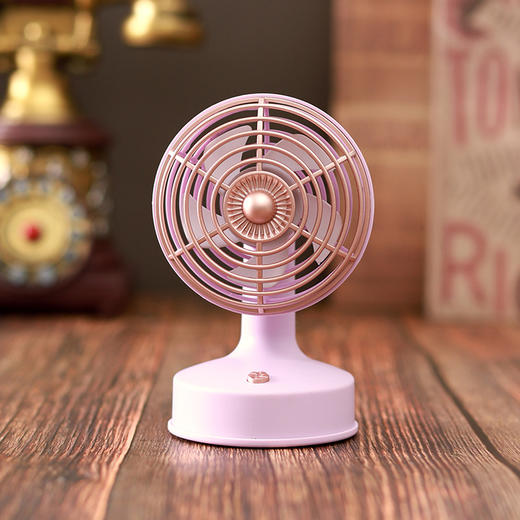 【经典复古❗桌面风扇】沉浸式3D立体一档风，更柔和告别久吹头痛，室内形成持续微风，带动空气流通，避免直吹，USB充电式圆头90度倾斜可调角度台式风扇QQ 商品图5