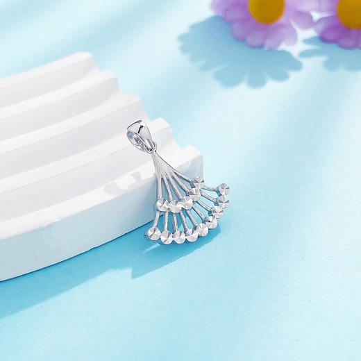 【限时8.8折】【线上铂金馆】PT950 #清新 【国际铂金协会】铂金镂空扇形仿钻小裙子吊坠(ACPTDZ00037)预售产品下单后不退款不退货不换货不补差价) 商品图1