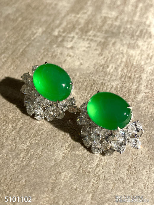 玻璃种阳艳绿蛋面耳钉【5101102】具体价格微信咨询 商品图1