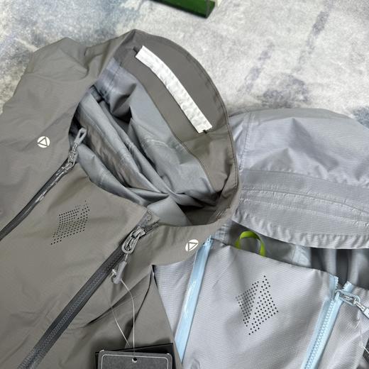 点此购买 凯乐石索松男士运动户外徒步FLT防风防水透汽散热连帽冲锋衣 LL 317010 商品图14