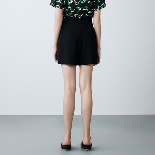 EITIE爱特爱夏季新款简约高腰显瘦黑色直筒休闲舒适短裤7805503 商品图4