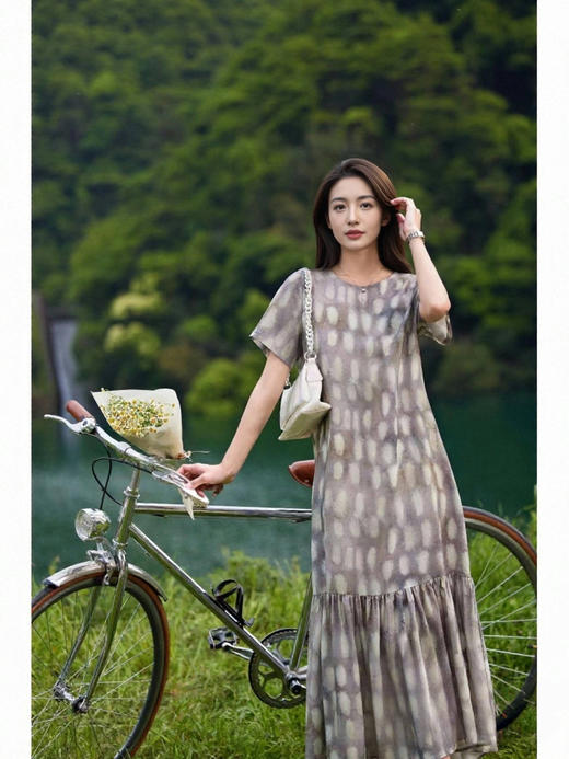 M1L1 臣禾	【天丝光影印花裙】背部镂空设计感连衣裙	JZ252020215 商品图5