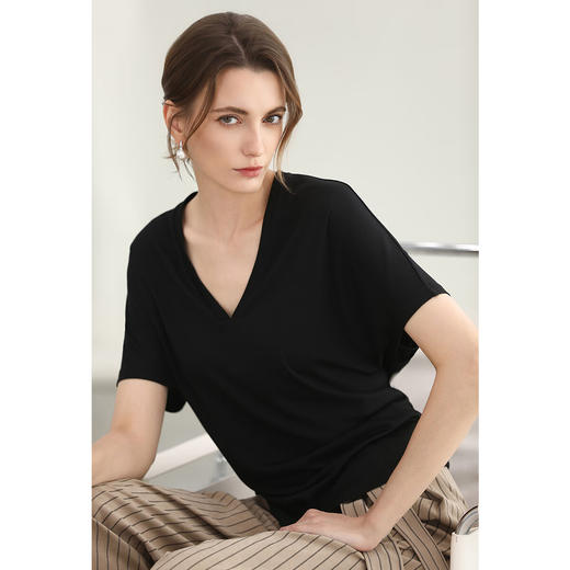 COCOBELLA别致V领拼接黑色短袖T恤女夏日松弛感半袖NTS0068 商品图2