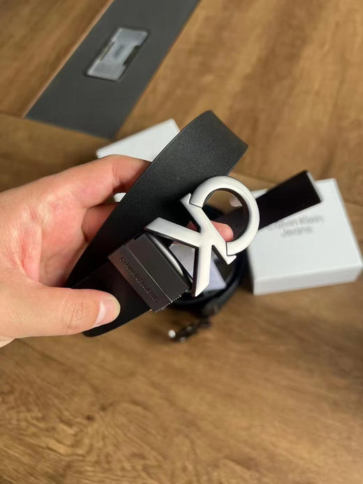 正品 CK Jeans真皮双面用字母金属扣孔牛皮腰带
旋转头 两面使用， 带原盒
尺码85 90 95 100 105CM
黑棕 /黑蓝 两色 商品图7