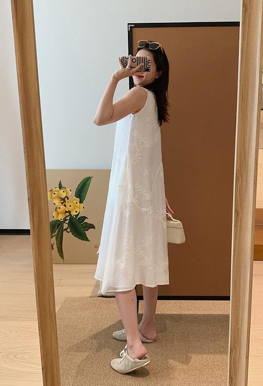 月光白栀裙一见倾心肌理感天丝刺绣宽松A字无袖连衣裙 商品图6