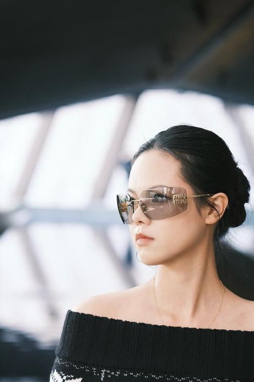 点此购买 miumiu女士无框时尚太阳镜 sj 317049 商品图2