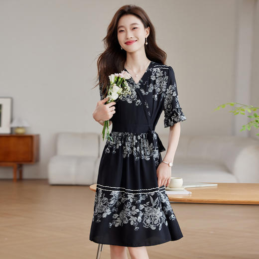 雀说新款时尚潮流短袖V领优雅气质系带裙子黑色印花连衣裙AL8619 商品图1