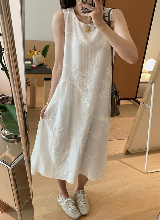 月光白栀裙一见倾心肌理感天丝刺绣宽松A字无袖连衣裙 商品图5