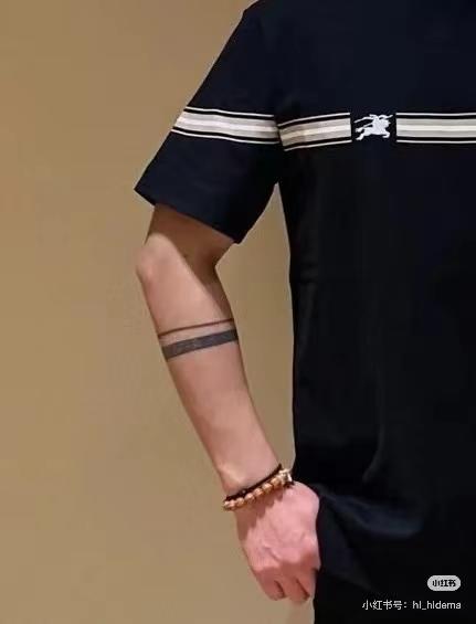 现货 巴宝莉BUR胸口战马刺绣条纹圆领短袖T 半环身印花 商品图4