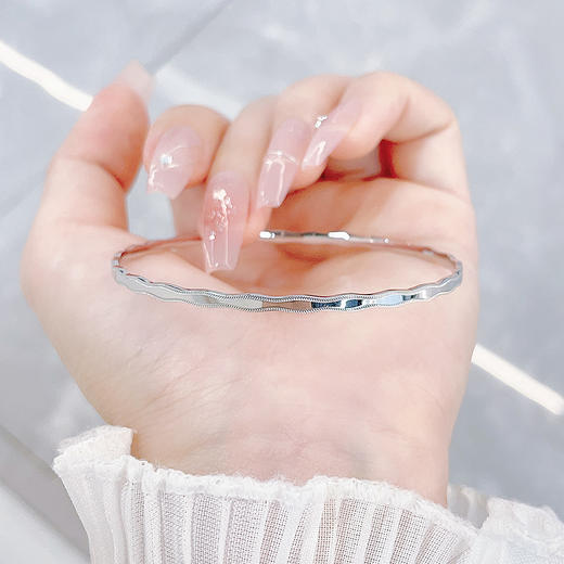 【限时8.8折】【线上铂金馆】PT950 #CNC 铂金实心固口手镯CNC工艺不规则波浪纹手镯（面宽约2.4-2.8mm）(PTSZ00004)预售产品下单后不退款不退货不换货不补差价) 商品图3