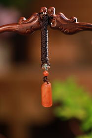 孤品 | 红兔毛柱吊坠 长约2.0cm【器悟雅玩】