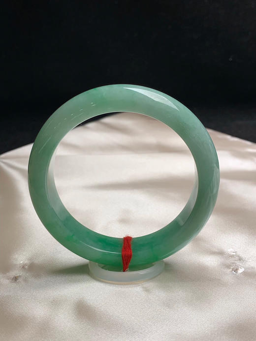 612814，54圈口，满绿正圈平安镯，绿底色飘一截阳绿，底子细腻水头好 商品图3