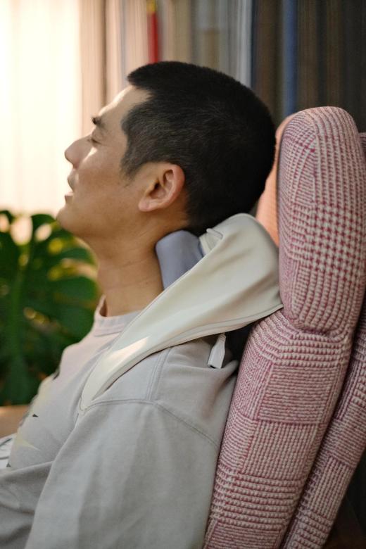 送礼首选❗【莱希文2025新品无线多功能肩颈按摩器】6D弹力硅胶按摩头，微回弹指感亲厚不生硬✅劲爽不刺痛，多种按摩手法变换，三大力度模式自由调控！ 商品图0