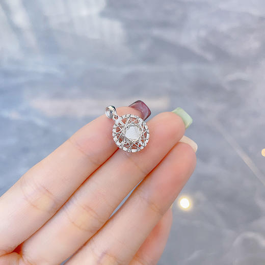 【限时8.8折】【线上铂金馆】PT950 #清新 #绕线 【国际铂金协会  精品】铂金镂空鱼鳞绕线极简几何圆盘吊坠(BDZ00238)预售产品下单后不退款不退货不换货不补差价) 商品图3